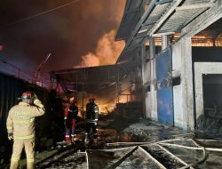 12 Jam Berjibaku, Petugas Damkar Bandung Padamkan Api di Tiga Pabrik Plastik dan Lem