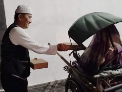 Bentuk Kepedulian Pekerja Malam, Baksos’e Suroboyo Gelar Sahur Keliling di Surabaya