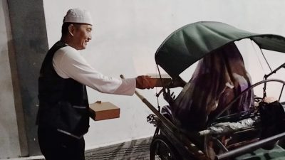 Bentuk Kepedulian Pekerja Malam, Baksos’e Suroboyo Gelar Sahur Keliling di Surabaya