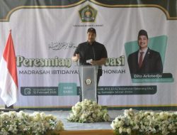 Dito Ariotedjo Resmikan Renovasi Gedung Madrasah Ibtidaiyah Al Wathoniyah