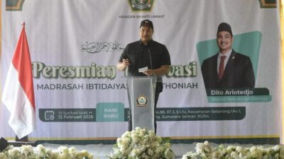 Dito Ariotedjo Resmikan Renovasi Gedung Madrasah Ibtidaiyah Al Wathoniyah