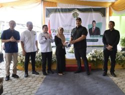 Menpora Dito Ariotedjo Serahkan Bantuan Berupa Peralatan Olahraga ke Madrasah Ibtidaiyah Al Wathoniyah