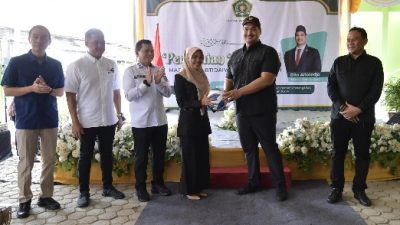 Menpora Dito Ariotedjo Serahkan Bantuan Berupa Peralatan Olahraga ke Madrasah Ibtidaiyah Al Wathoniyah