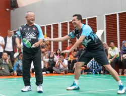 Pertandingan Eksibisi Taufik Hidayat dan Abdul Mu’ti Menjuarai Liga Bulutangkis Kemendikdasmen