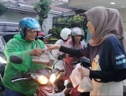 “Takjil on the Spot”: Aksi Berbagi Baksos’e Suroboyo dan Bank BJB Surabaya