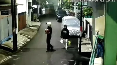 Viral, Sepasang Orang Tua Tinggalkan Bayinya Sendiri di Depan Teras Seorang Warga