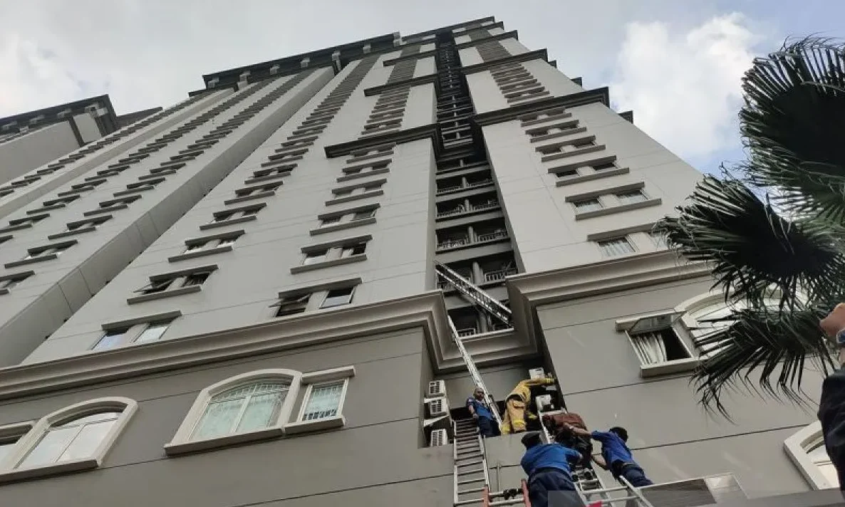 Asap Tebal Paksa Evakuasi Ekstrem, Penghuni Apartemen Mediterania Diturunkan dari Luar Gedung